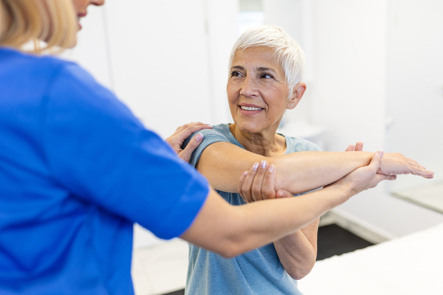 woman with tendonitis shoulder pain at physical therapy session